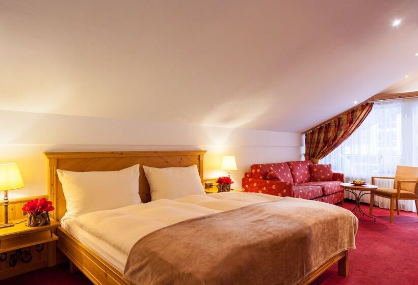 اتاق خانوادگی با چشمانداز کوه, Holiday