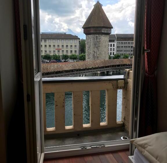 חדר אקונומי, Pickwick And Pub The Room With A View