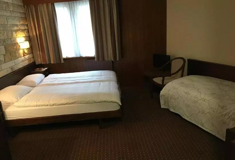 Standard Triple Room, Restaurant La Porte D Octodure