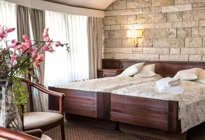 Standard Triple Room, Restaurant La Porte D Octodure