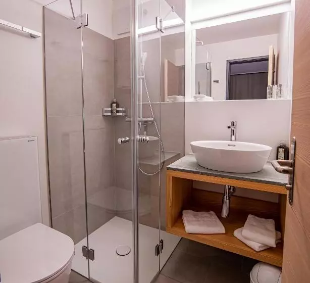 Standard Neljän Hengen Huone Parveke, Ucliva