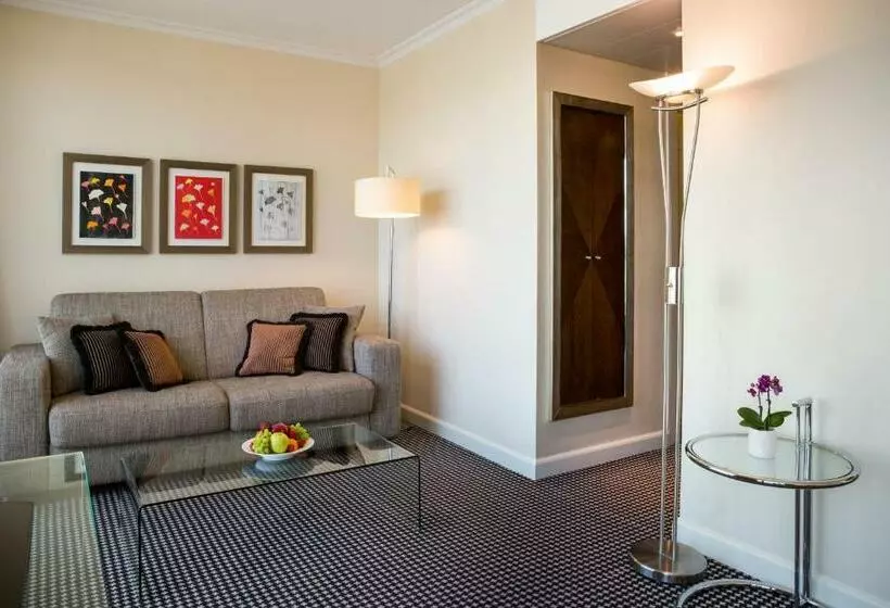 اتاق اجرایی, Warwick Geneva
