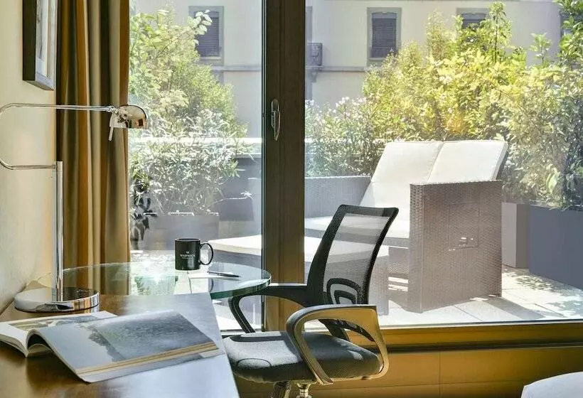 اتاق اجرایی, Warwick Geneva