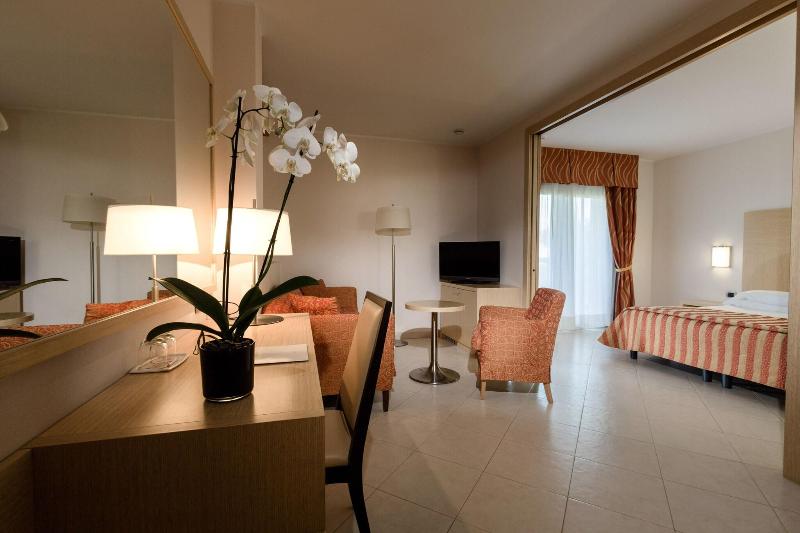 اتاق خانوادگی, Warwick Geneva