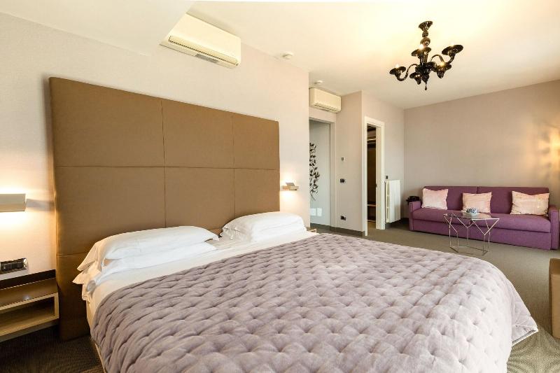 اتاق خانوادگی, Warwick Geneva