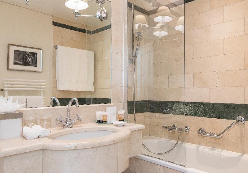 اتاق کلاسیک, Warwick Geneva