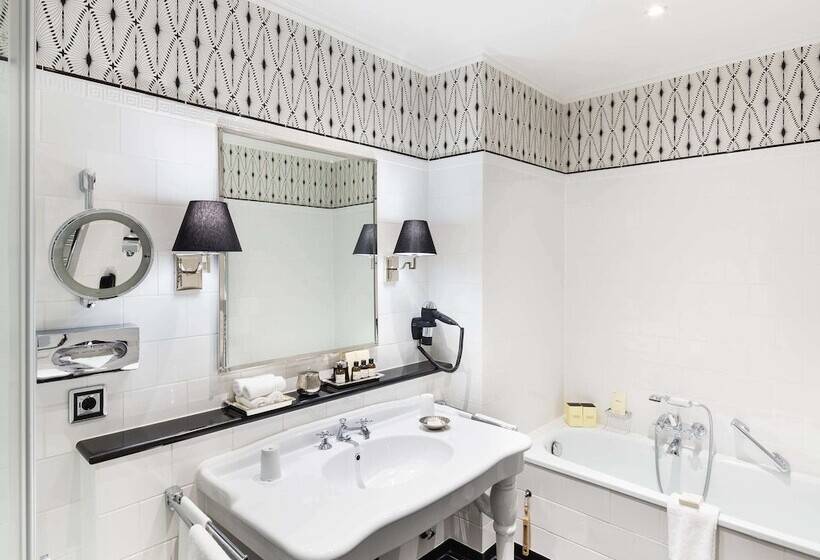 豪华湖景房, Fairmont Hotel Vier Jahreszeiten, Hotel Des Jahres 2023 & 2024  Die 101 Besten