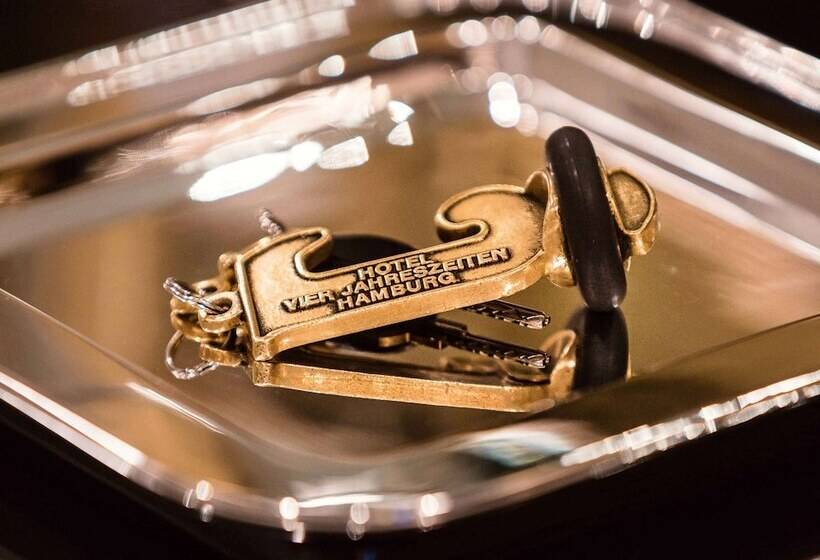 带河湖景观的轻年套房, Fairmont Hotel Vier Jahreszeiten, Hotel Des Jahres 2023 & 2024  Die 101 Besten