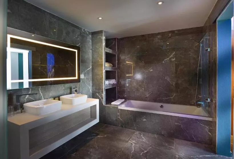 Suite Side Havudsigt, Pernera Beach