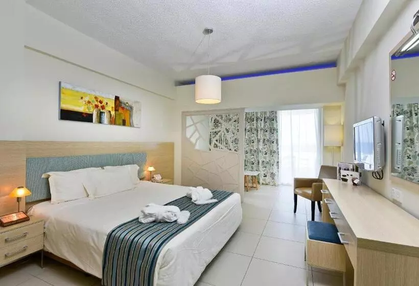 Suite, Pernera Beach