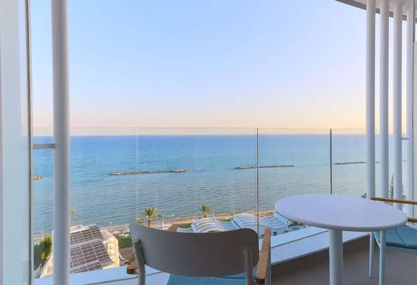 اتاق استاندارد با بالکن و چشمانداز دریا, Radisson Beach Resort Larnaca