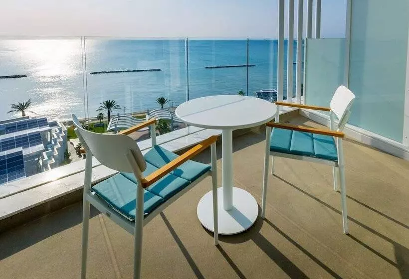 اتاق استاندارد با بالکن و چشمانداز دریا, Radisson Beach Resort Larnaca
