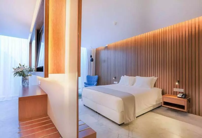 سوییت با چشم‌انداز استخر, Radisson Beach Resort Larnaca