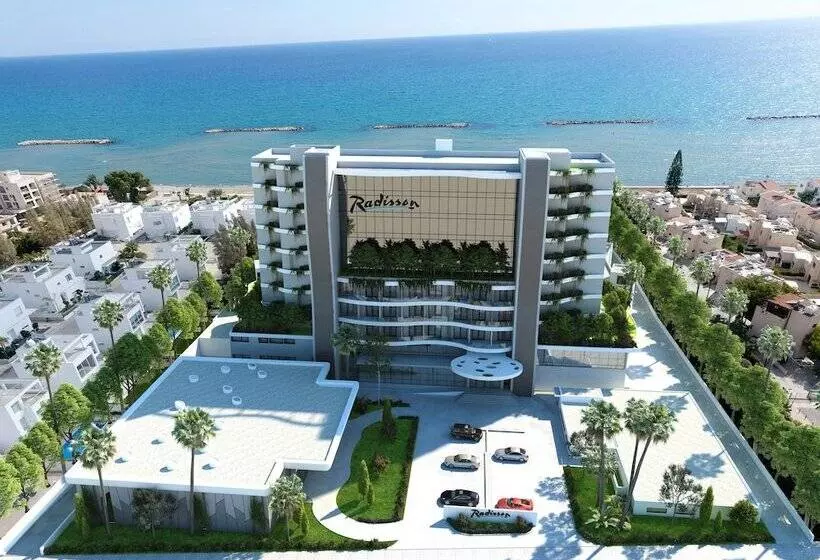 سوییت با چشم‌انداز استخر, Radisson Beach Resort Larnaca