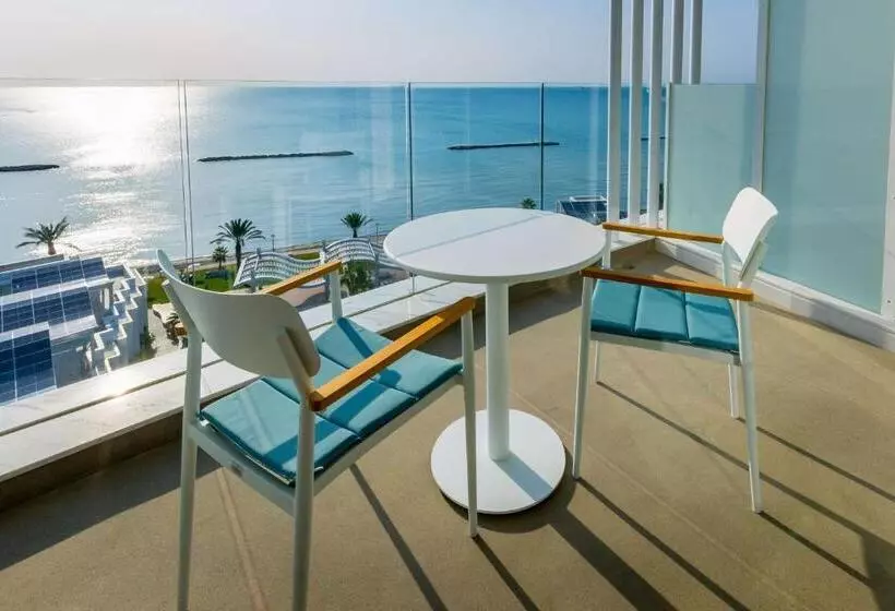 اتاق سوپریور با چشمانداز دریا و بالکن, Radisson Beach Resort Larnaca