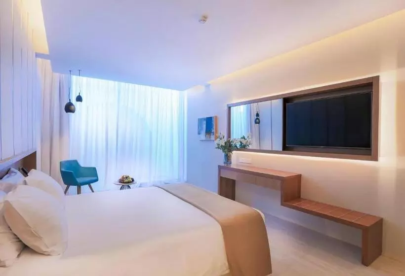 سوییت با چشم‌انداز استخر, Radisson Beach Resort Larnaca