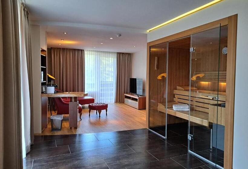 جناح ديلوكس, Heide Kropke