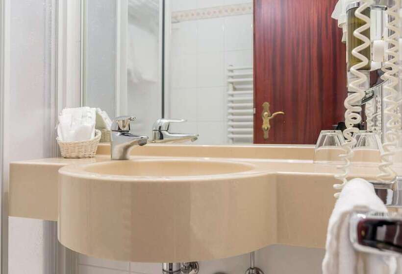 חדר אקונומי יחיד, Central