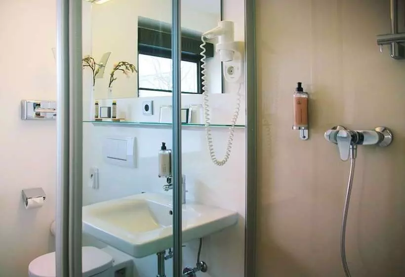 Quarto Familiar, Avia