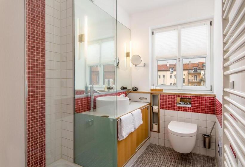 スタンダードルーム, Nepomuk