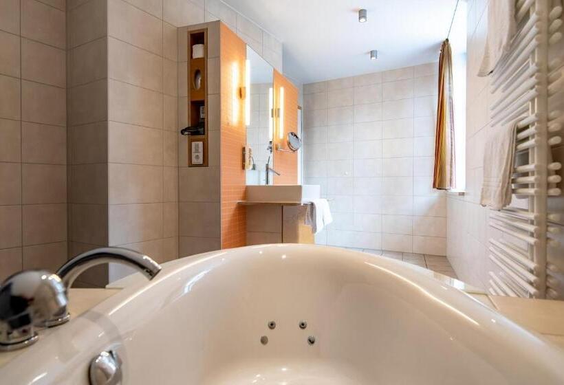 スイート, Nepomuk