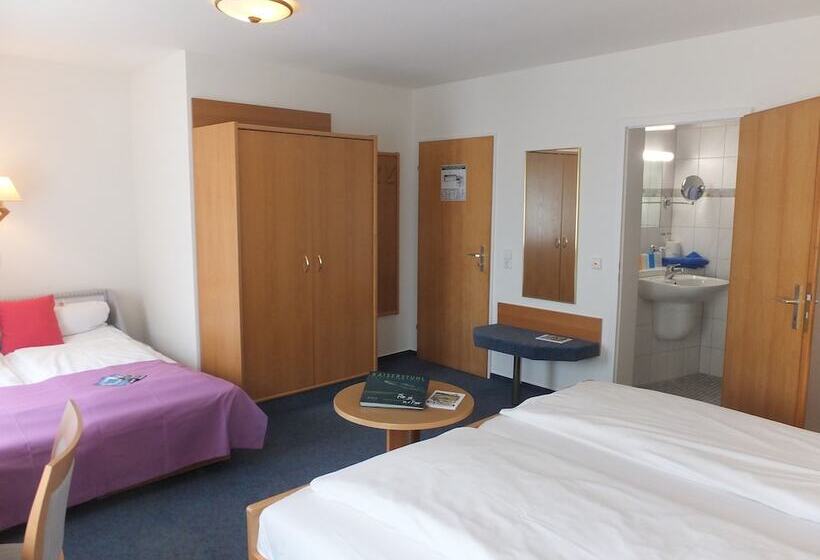 Четырехместный Номер Стандарт, Tiptop Hotel Garni Pfauen