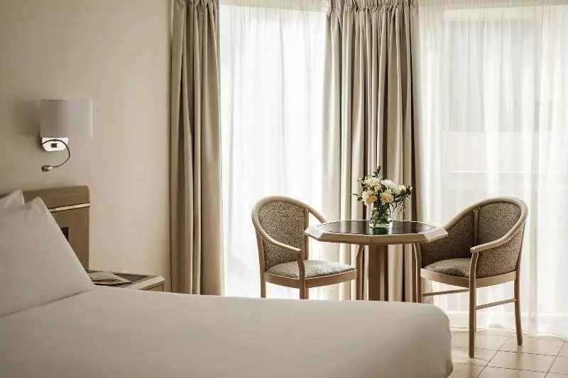 اتاق استاندارد, Flannery S