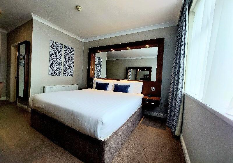 디럭스 룸 킹사이즈 침대, Flannery S