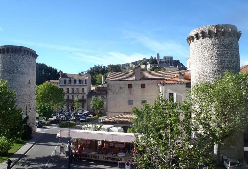 חדר משפחתי, Grand Hôtel Du Cours