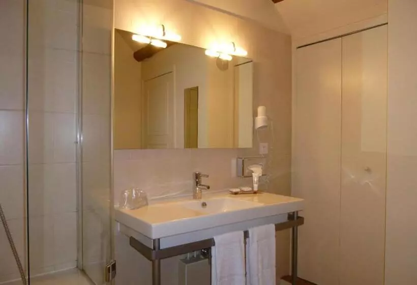 اتاق راحتی, Hôtel Grand Monarque