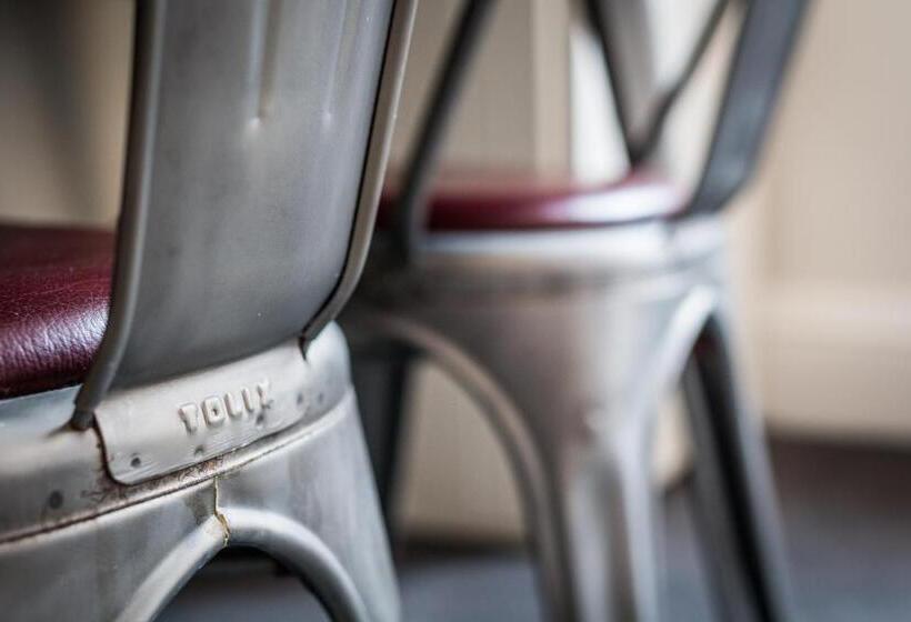 اتاق اجرایی, Kellys