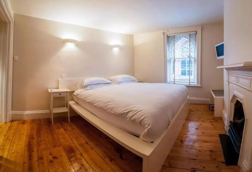 Penthouse Svit, Kellys