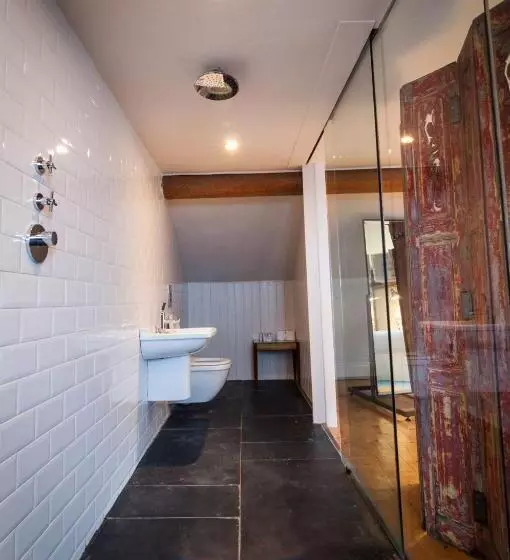 Penthouse Svit, Kellys