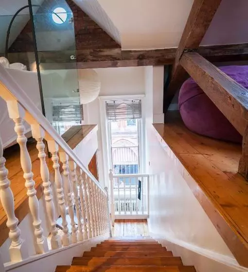 Penthouse Svit, Kellys