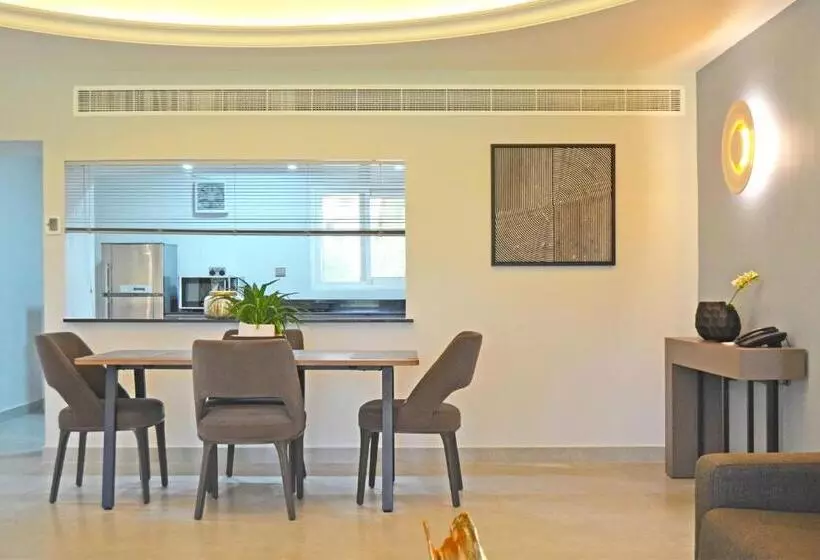 سوئیت مستر, Marbella Resort
