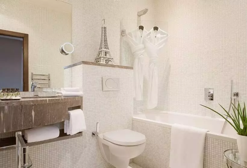 Chambre Supérieure, B Montmartre