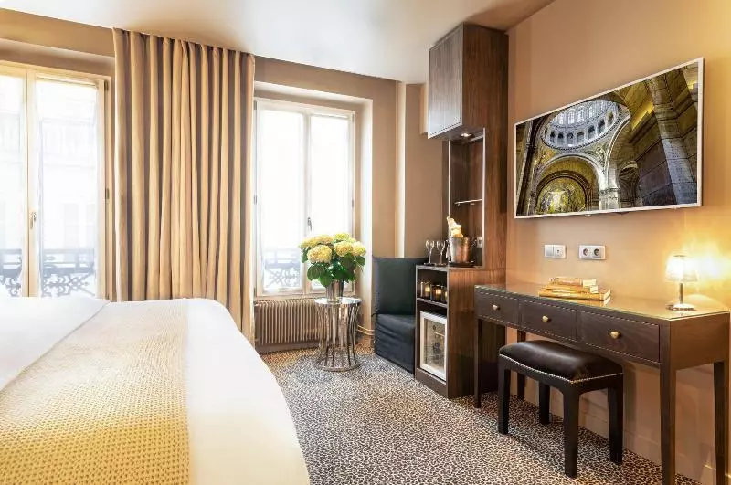 Chambre Supérieure, B Montmartre
