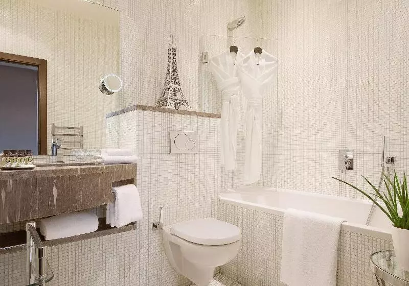 Chambre Supérieure, B Montmartre
