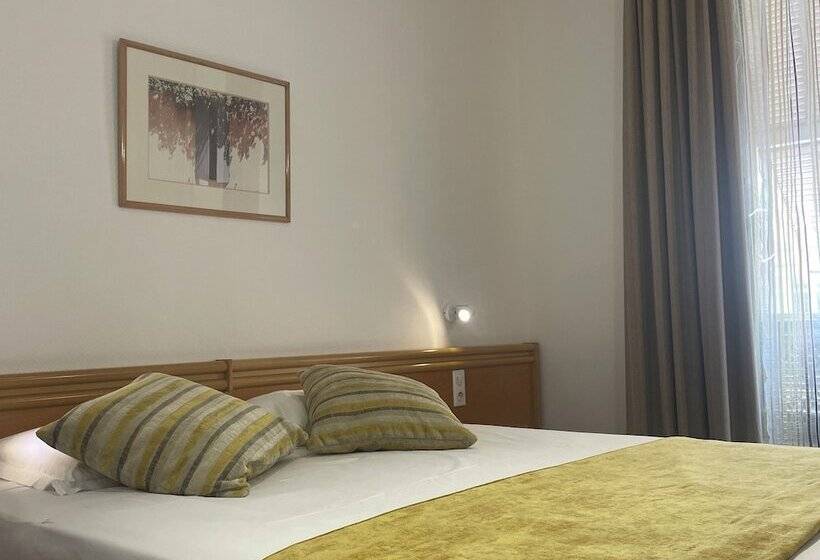 غرفة كومفورت, Busby