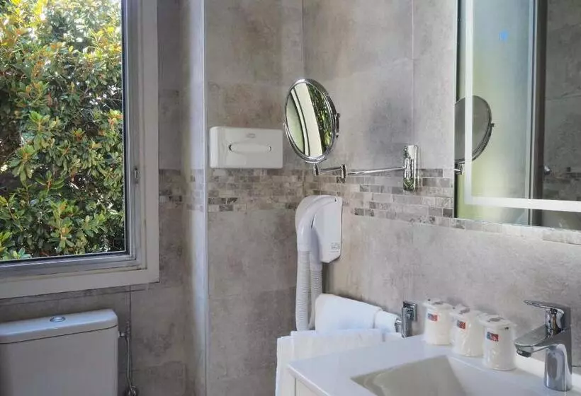 Quarto Triplo Comfort, Busby