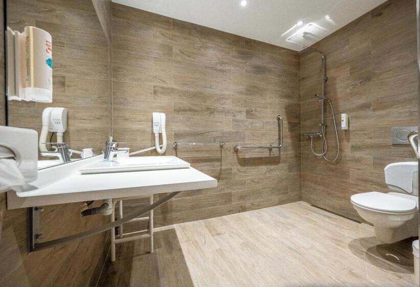 חדר סטנדרט מותאם לאדם עם מוגבלויות, Hôtel Chris Tel