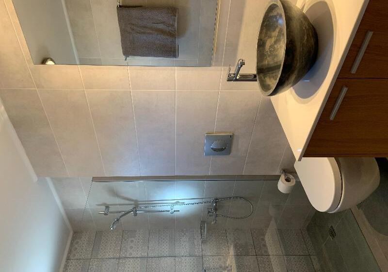 غرفة قياسية ثلاثية, Logis Lhôtel Restaurant Antony Verrières Le Buisson