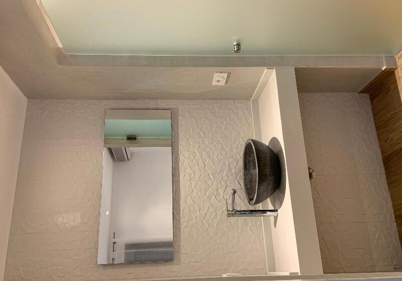 غرفة قياسية ثلاثية, Logis Lhôtel Restaurant Antony Verrières Le Buisson