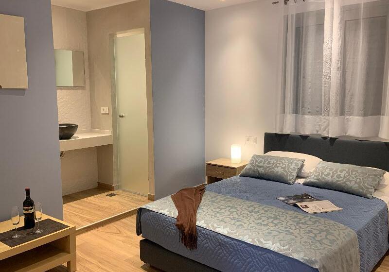 غرفة قياسية ثلاثية, Logis Lhôtel Restaurant Antony Verrières Le Buisson