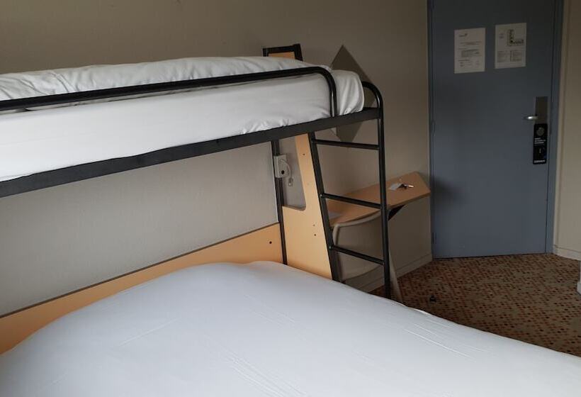 Номер Стандарт Трехместный, Welcomotel Coignières