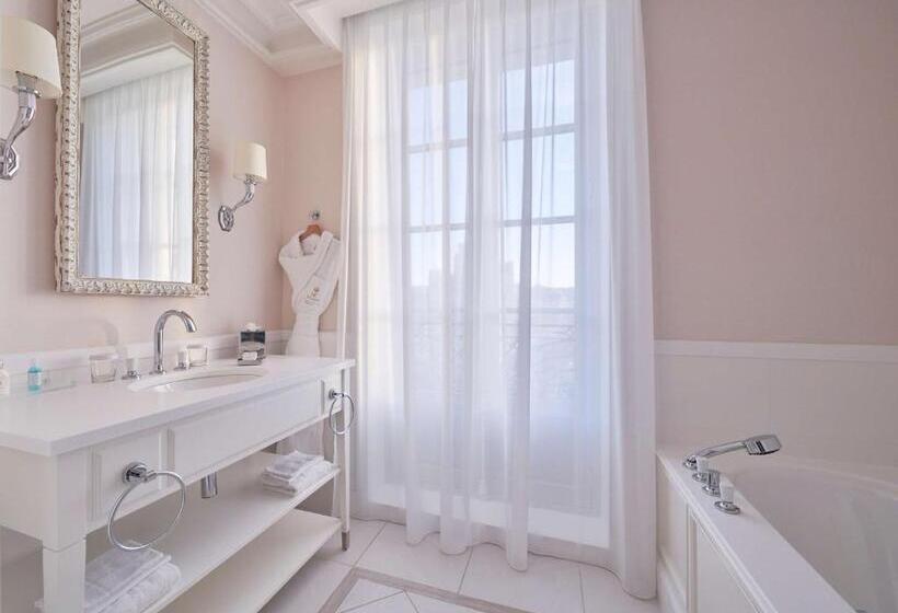 اتاق استاندارد با تخت بزرگ, Hôtel Du Palais Biarritz, In The Unbound Collection By Hyatt