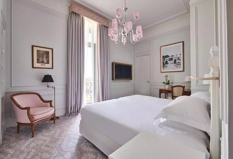 اتاق لوکس با تخت بزرگ, Hôtel Du Palais Biarritz, In The Unbound Collection By Hyatt