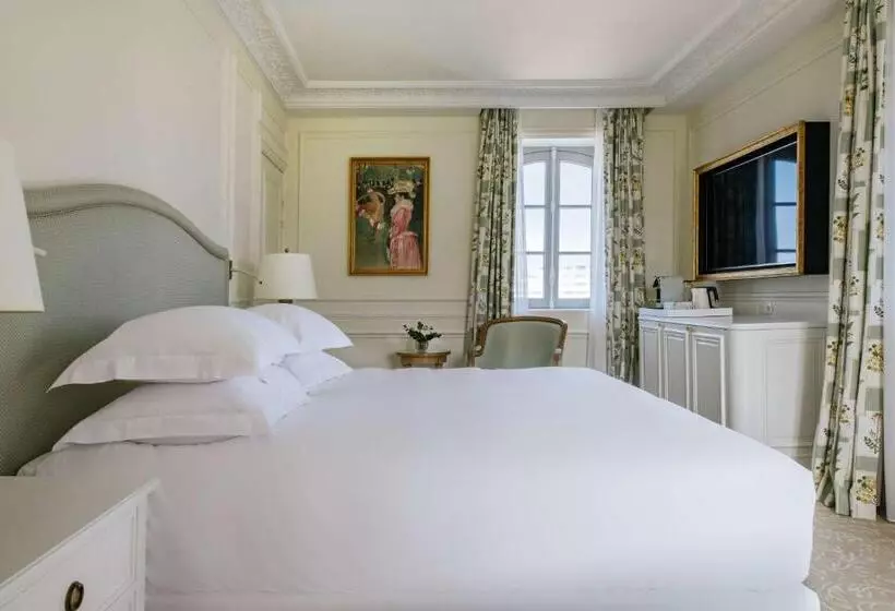 اتاق لوکس با تخت بزرگ, Hôtel Du Palais Biarritz, In The Unbound Collection By Hyatt