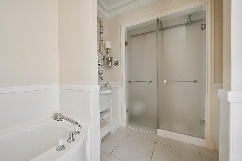 اتاق لوکس با تخت بزرگ, Hôtel Du Palais Biarritz, In The Unbound Collection By Hyatt