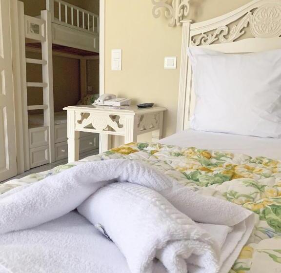 اتاق خانوادگی با چشمانداز باغ, Hôtel La Magnaneraie